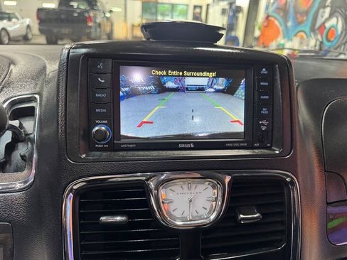 Used 2015 Chrysler Town & Country Touring w/ Driver Convenience Group FWD image 19
