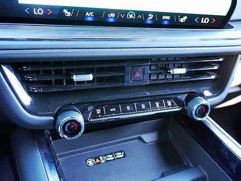 Used 2025 Chevrolet Suburban Z71 image 27