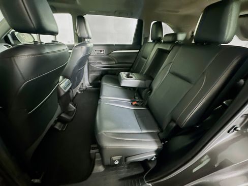 Used 2019 Toyota Highlander XLE image 28
