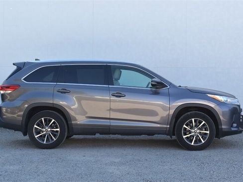 Used 2018 Toyota Highlander XLE AWD/4WD image 6