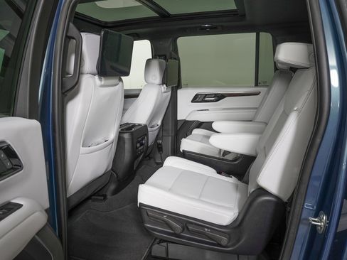 Used 2025 Chevrolet Suburban Premier image 16