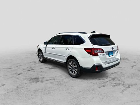 Used 2018 Subaru Outback 3.6R Touring AWD/4WD image 6