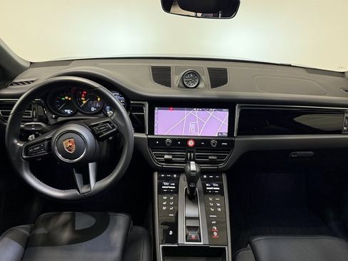 Certified 2024 Porsche Macan image 17