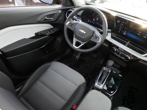 Used 2025 Chevrolet Trax LT w/ LT Convenience Package image 9