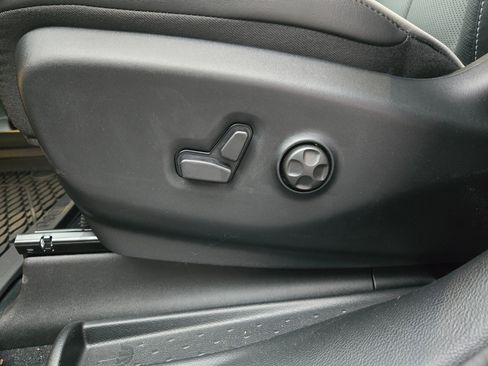 New 2026 Chrysler Pacifica Limited w/ Uconnect Theater Family Group image 19