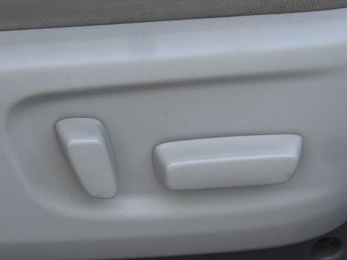 Used 2016 Toyota Sienna XLE w/ XLE Navigation Package FWD image 21