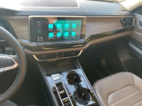 Used 2024 Volkswagen Atlas SEL image 12