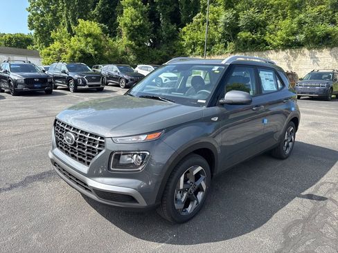 New 2025 Hyundai Venue SEL image 3