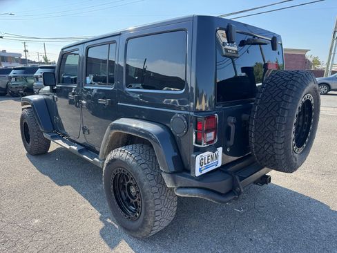 Used 2017 Jeep Wrangler Unlimited Sahara AWD/4WD image 4