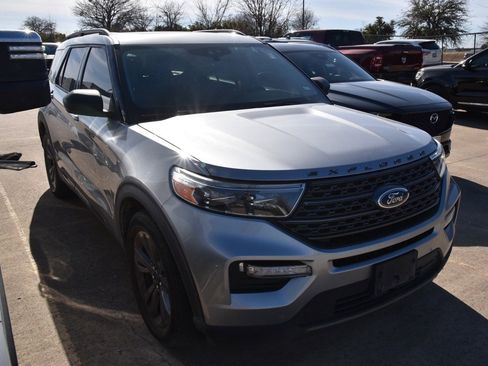 Used 2021 Ford Explorer XLT w/ Equipment Group 202A image 4