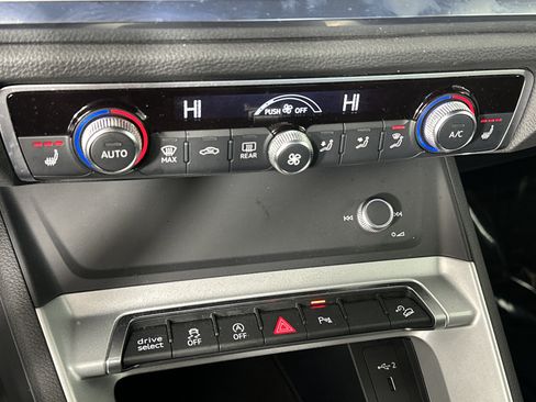 Certified 2025 Audi Q3 2.0T Premium image 23