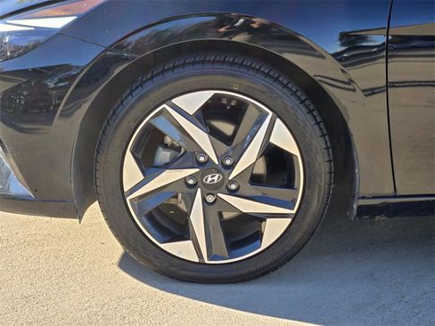 Used 2023 Hyundai Elantra Limited image 17