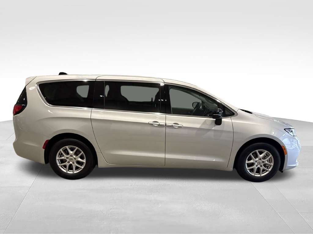 Used 2024 Chrysler Pacifica Touring-L w/ Uconnect Theater Family Group FWD image 8