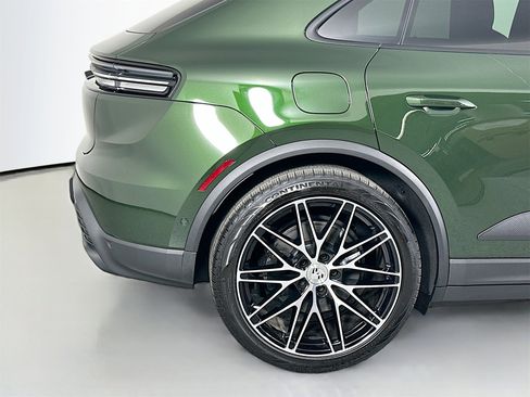 Certified 2025 Porsche Macan Electric image 13