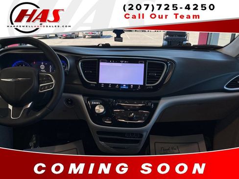 Used 2024 Chrysler Pacifica Touring-L FWD image 18