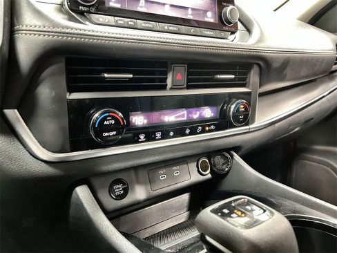 Used 2024 Nissan Rogue SV image 32