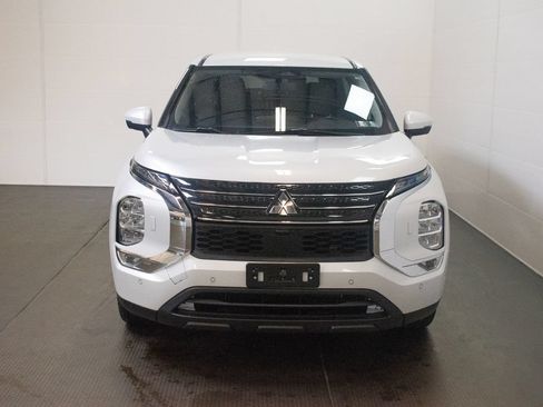 Used 2024 Mitsubishi Outlander 4WD Plug-In Hybrid image 2
