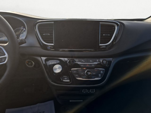 Used 2025 Chrysler Pacifica Select FWD image 11