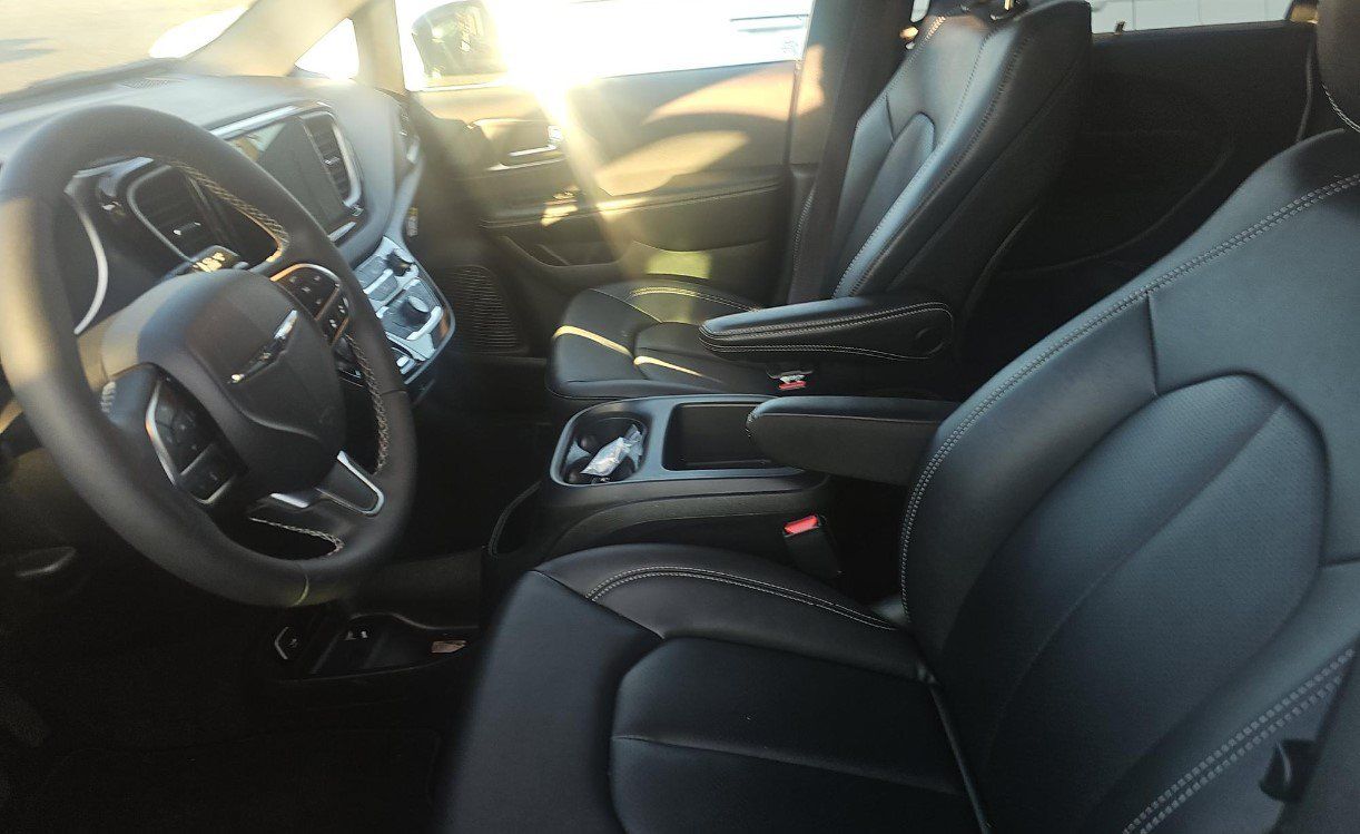 Used 2026 Chrysler Pacifica Select FWD image 7