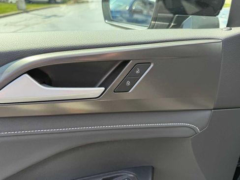 Used 2025 Volkswagen Taos SE image 7