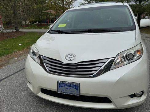 Used 2017 Toyota Sienna XLE Premium w/ Outdoor Package AWD/4WD image 29