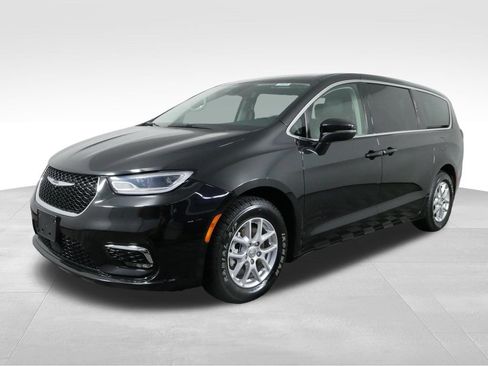 Used 2023 Chrysler Pacifica Touring-L FWD image 5