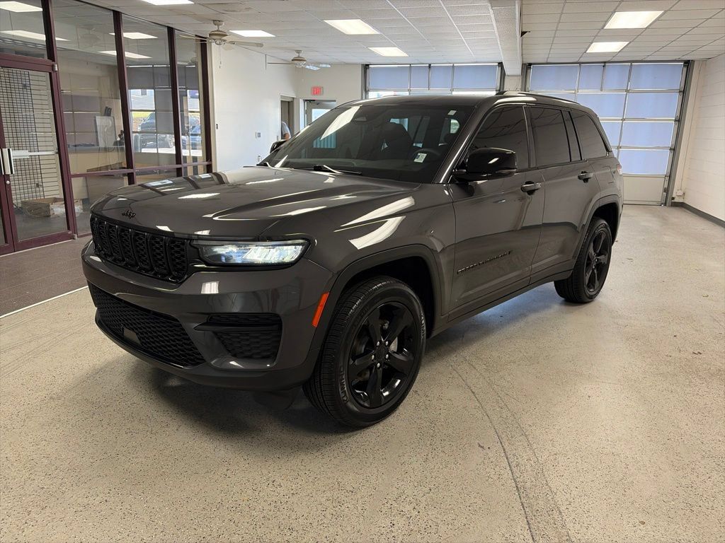 Certified 2024 Jeep Grand Cherokee Altitude AWD/4WD image 9
