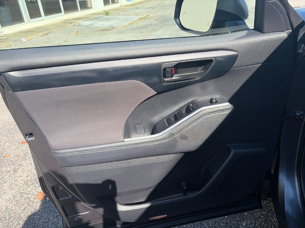 Used 2023 Toyota Highlander LE FWD image 12