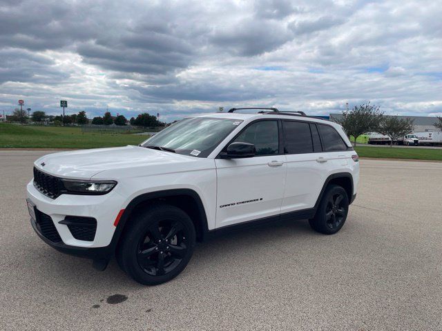 Used 2023 Jeep Grand Cherokee Altitude AWD/4WD image 6