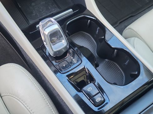 Certified 2023 Volvo XC40 B5 Plus w/ Protection Package Premier image 21