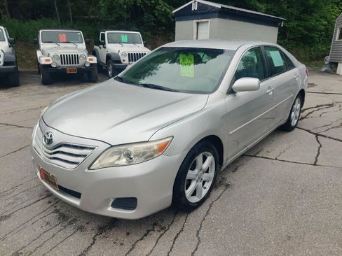 Used 2010 Toyota Camry LE FWD image 2