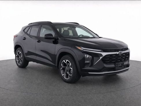 Used 2025 Chevrolet Trax LT FWD image 2