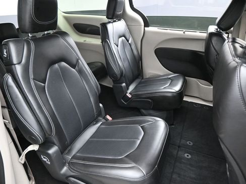 Used 2023 Chrysler Pacifica Touring-L FWD image 29