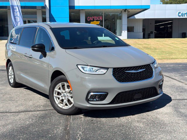 Used 2025 Chrysler Pacifica Select FWD image 2