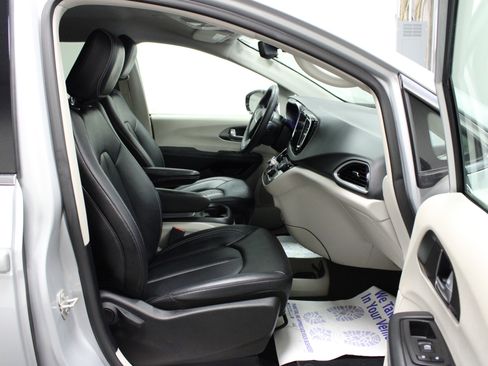 Used 2024 Chrysler Pacifica Touring-L image 17