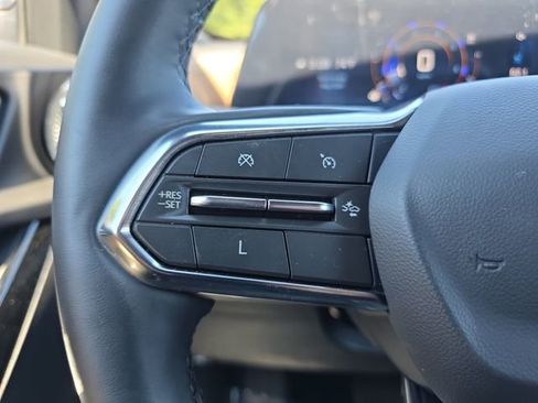 Used 2025 Chevrolet Equinox ACTIV w/ Safety and Technology Package AWD/4WD image 38