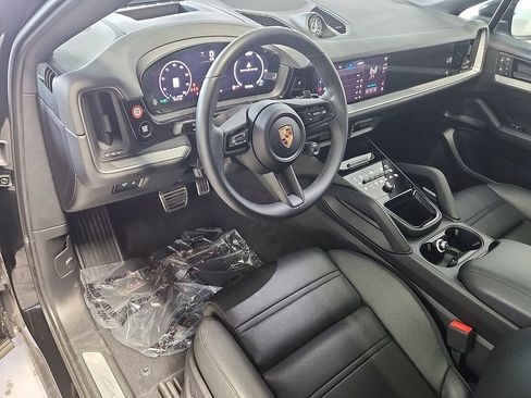 Certified 2025 Porsche Cayenne S AWD/4WD image 4