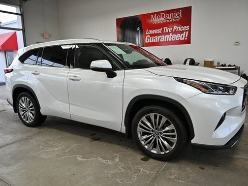 Used 2022 Toyota Highlander Platinum image 4