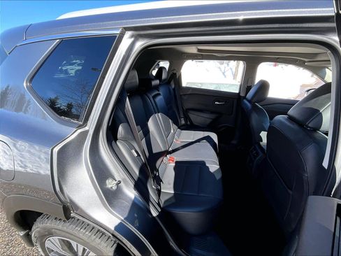 Used 2023 Nissan Rogue SV w/ SV Premium Package image 16