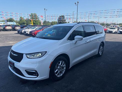 Used 2022 Chrysler Pacifica Touring-L FWD image 8