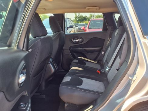 Used 2014 Jeep Cherokee Latitude w/ Comfort/Convenience Group FWD image 12