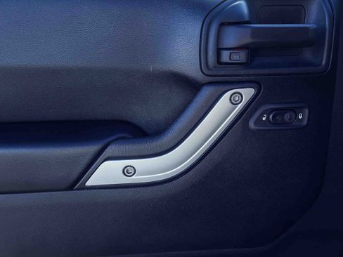 Used 2016 Jeep Wrangler Unlimited Sahara w/ Connectivity Group image 8