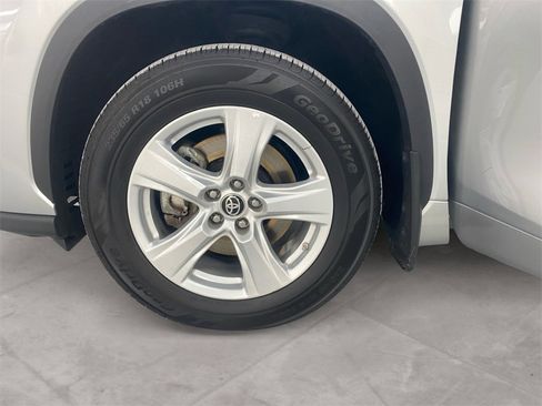 Used 2024 Toyota Highlander LE image 14