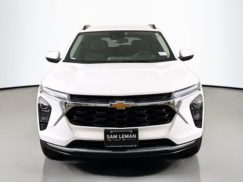 Used 2025 Chevrolet Trax LT w/ Driver Confidence Package FWD image 2