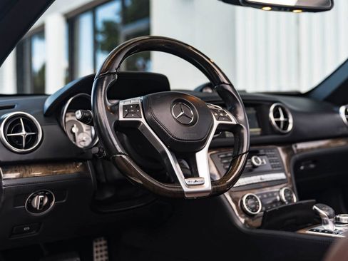 Used 2015 Mercedes-Benz SL 550 image 21