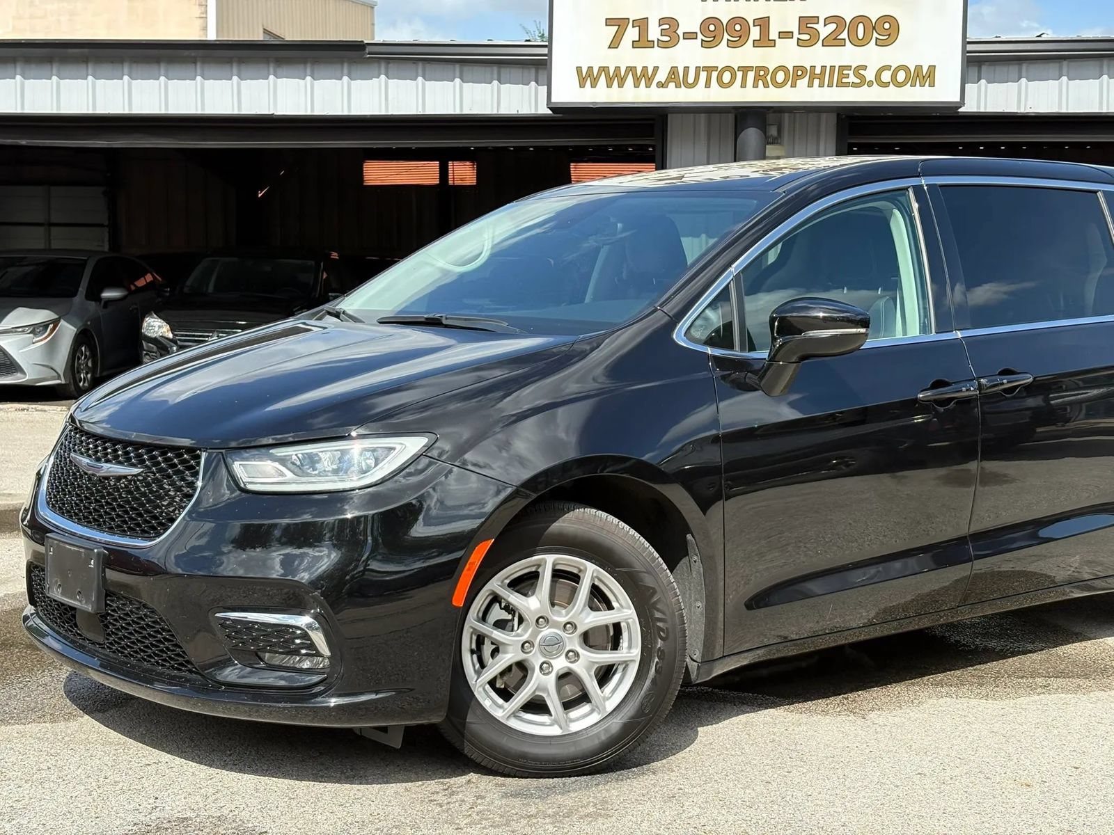 Used 2024 Chrysler Pacifica Touring-L FWD image 32