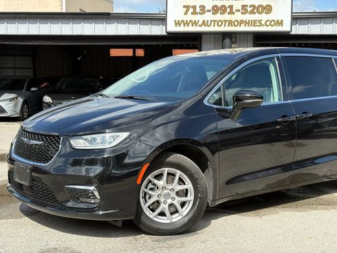 Used 2024 Chrysler Pacifica Touring-L FWD image 32