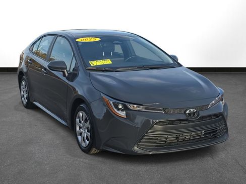 Used 2025 Toyota Corolla LE image 3
