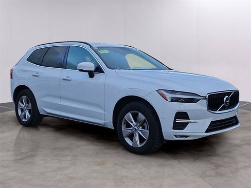 Used 2022 Volvo XC60 B5 Momentum image 3