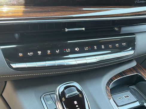 Certified 2023 Cadillac Escalade ESV Premium Luxury AWD/4WD image 12